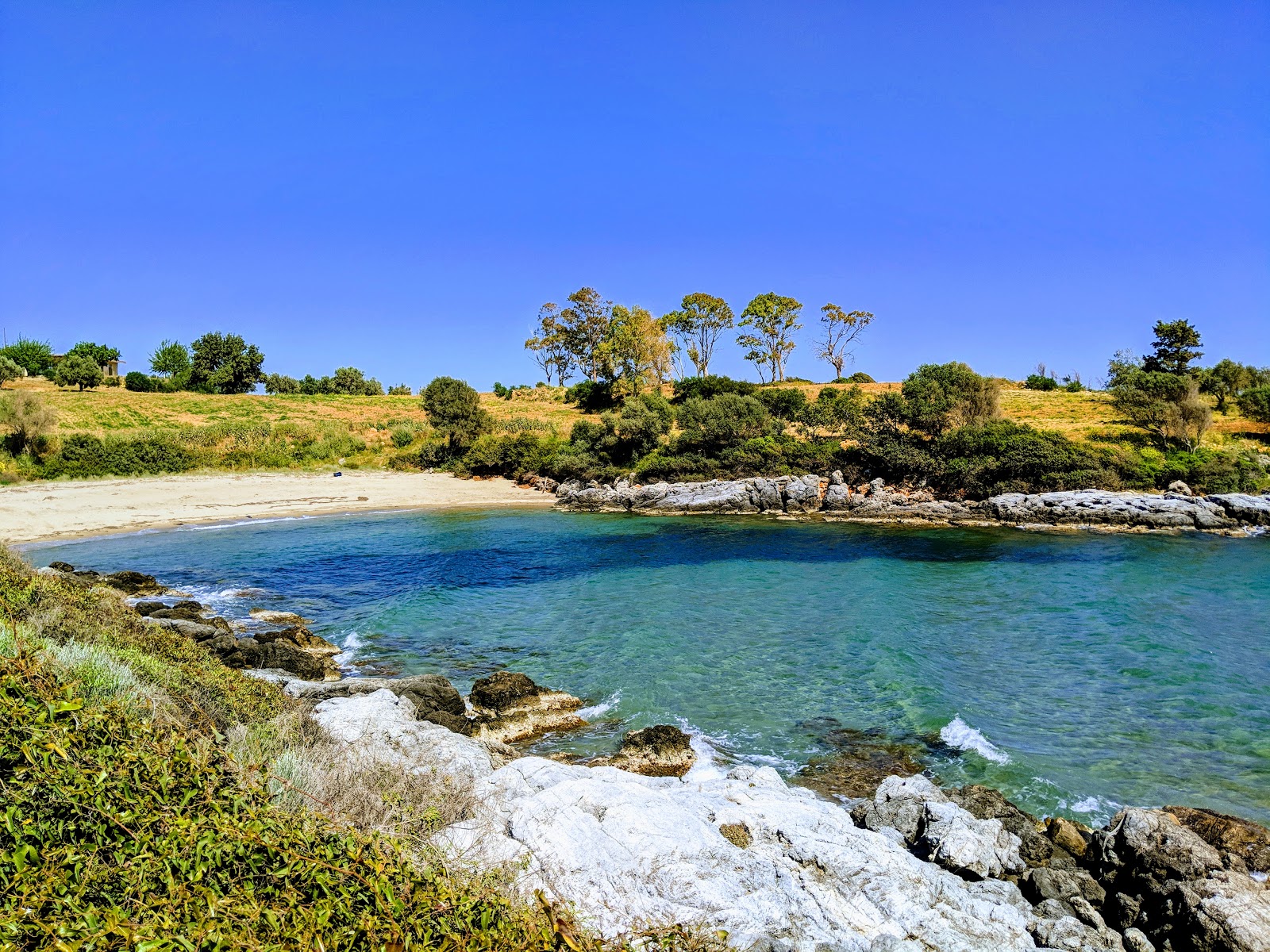 Fotografie cu Glossa beach cu o suprafață de nisip fin strălucitor