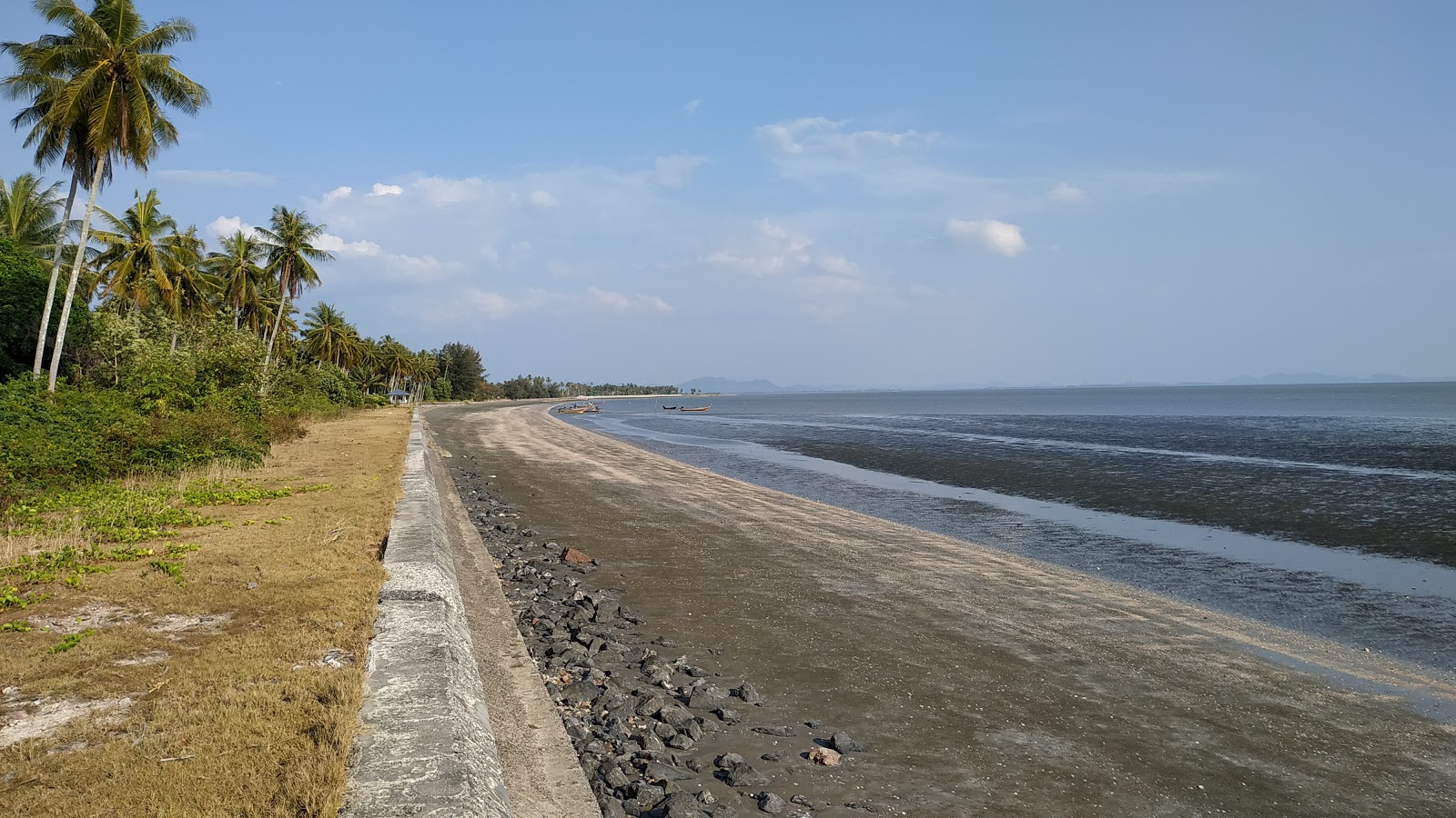 Foto van Ban Thung Beach met helder zand oppervlakte