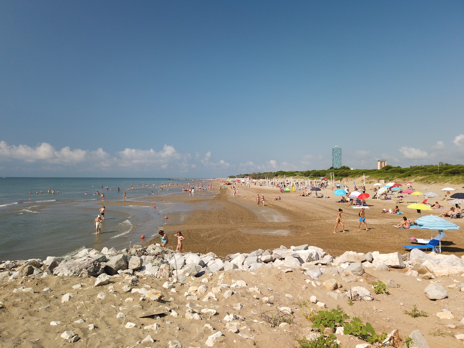 Foto de Spiaggia Pineta di Jesolo com areia bege fina superfície