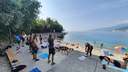 Photo de S Zavoj Beach entouré de montagnes