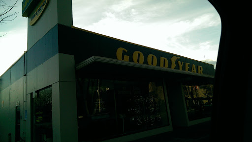 Auto Repair Shop «Good Neighbor Tire & Auto Service», reviews and photos, 207 S 3rd St, Renton, WA 98057, USA