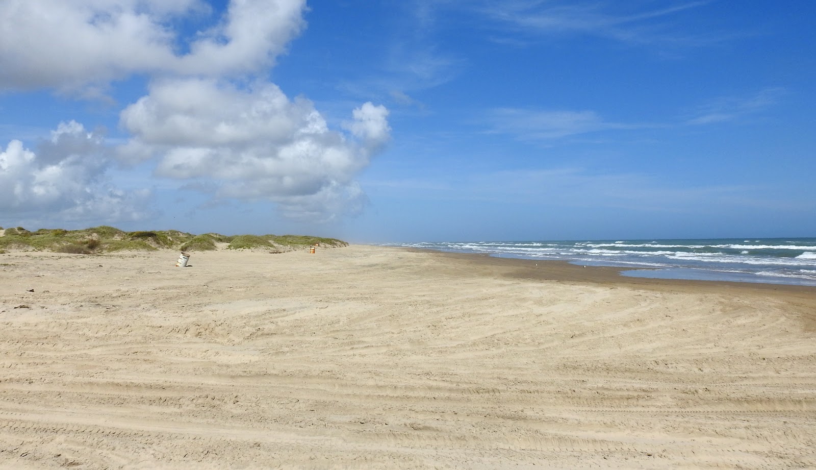 Fotografie cu Boca Chica beach cu o suprafață de nisip gri