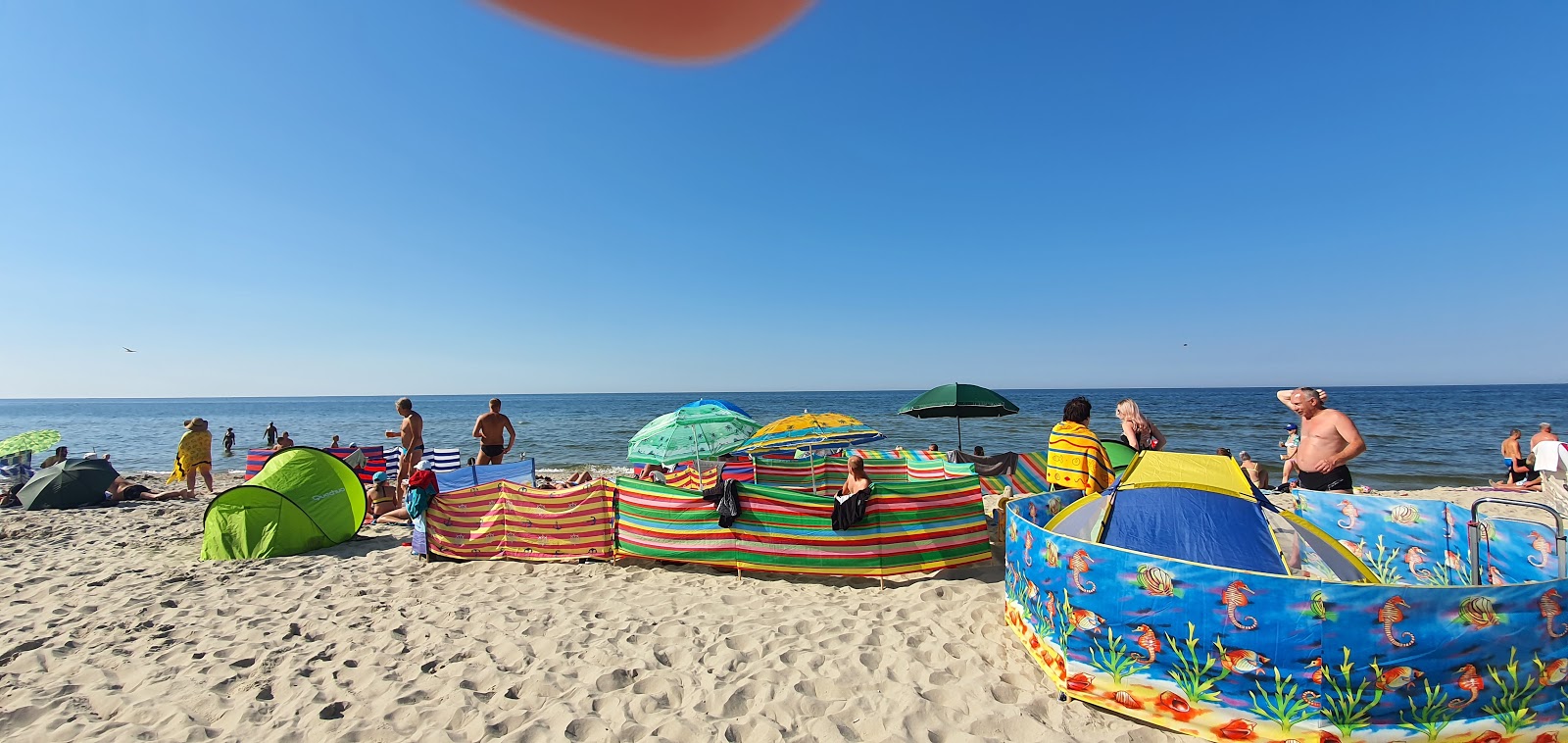Valokuva Krynica Morska beachista. - suosittu paikka rentoutumisen tuntijoille