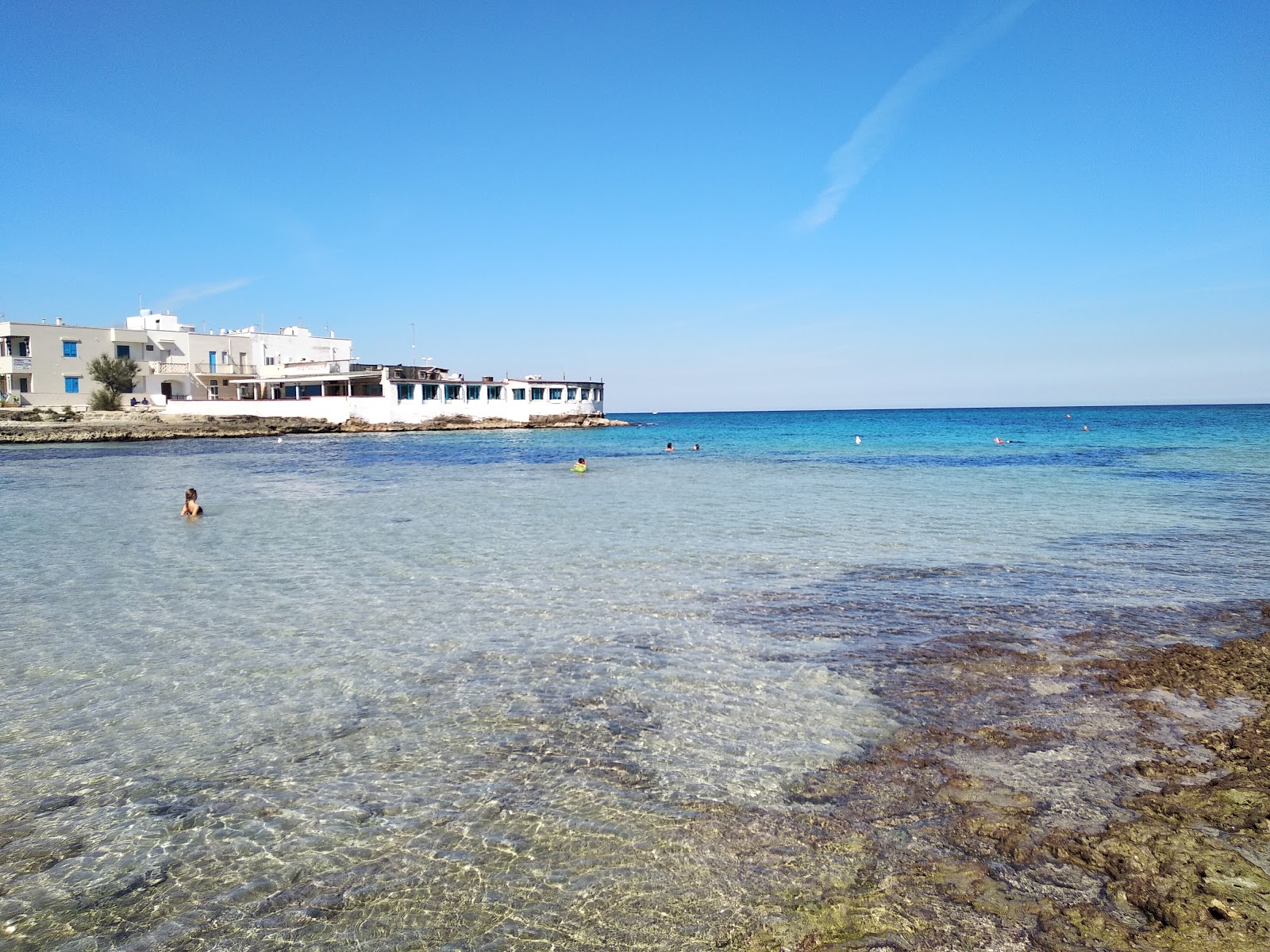 Foto von Baia di Camerini beach und die siedlung