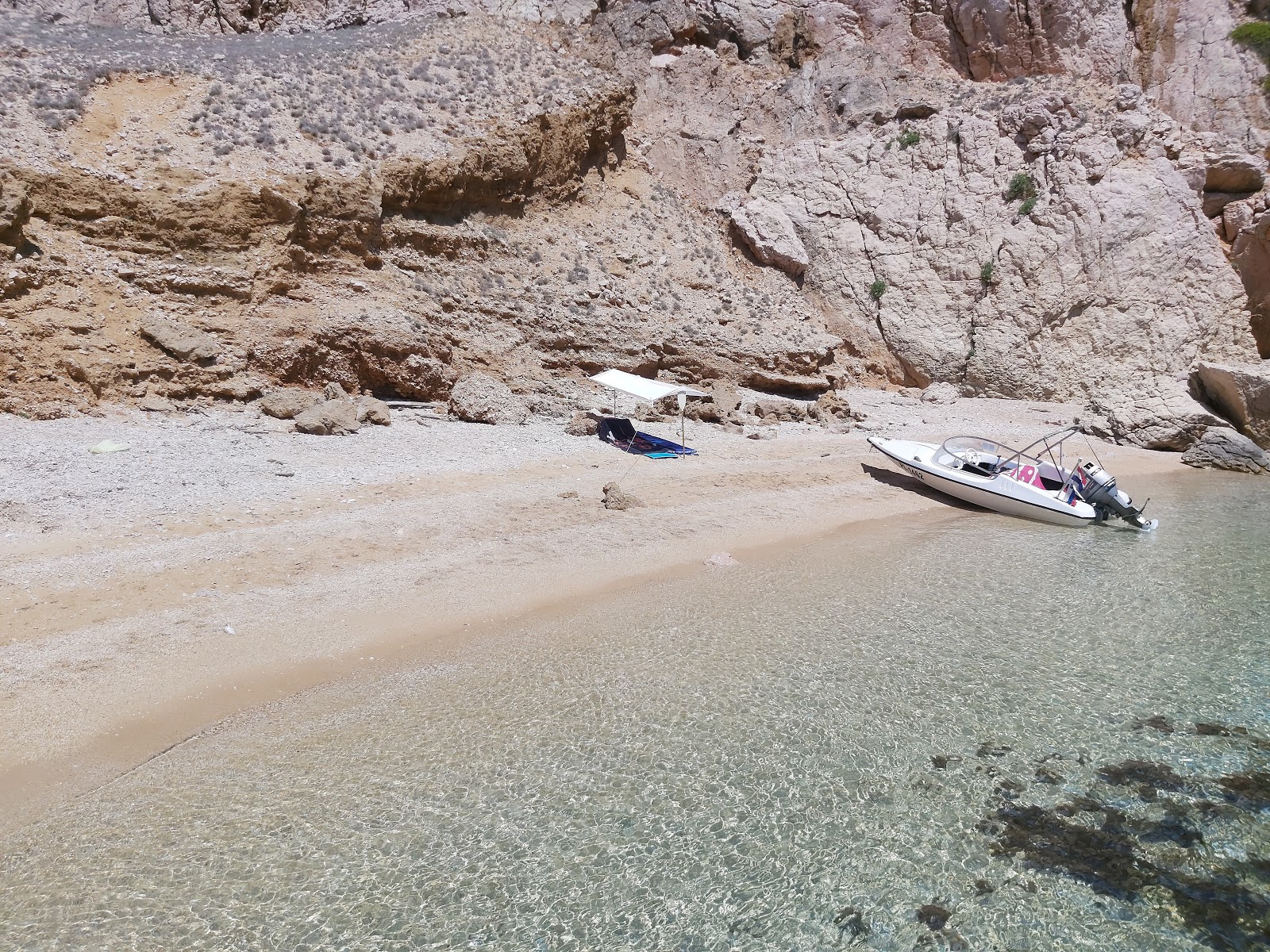 Mercury beach的照片 带有碧绿色纯水表面