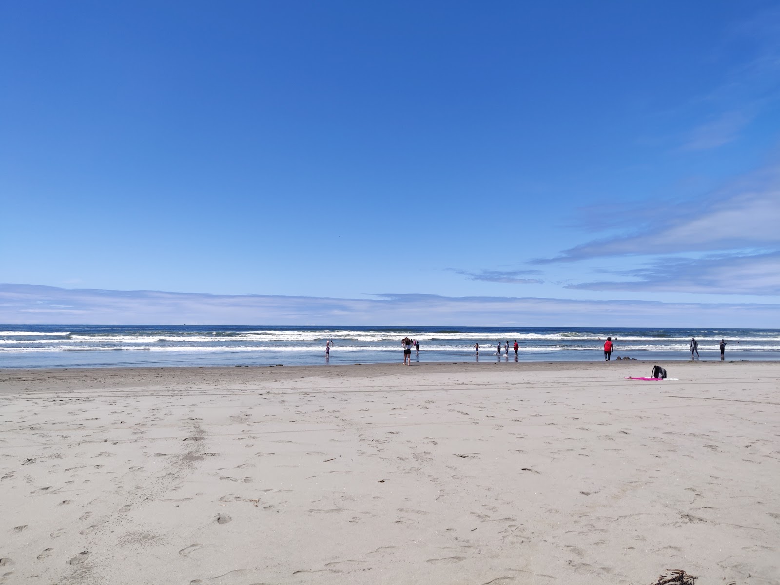 Foto di Long Beach con una superficie del acqua cristallina