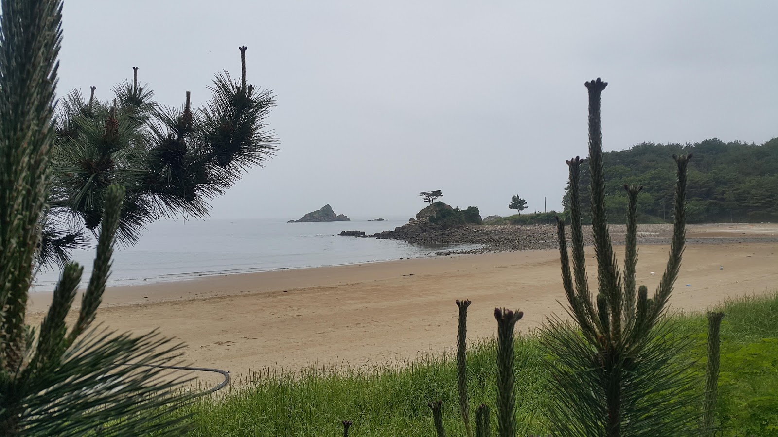 Foto av Meondong Beach med turkos rent vatten yta