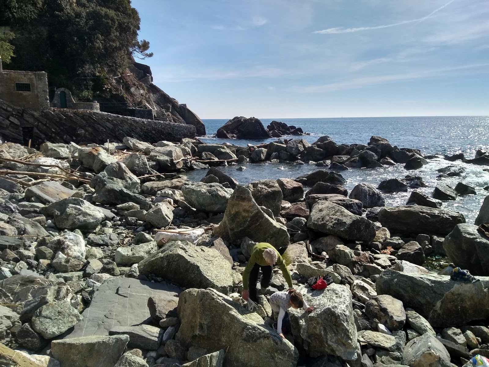 Photo de Pozzetto Spiaggia entouré de montagnes