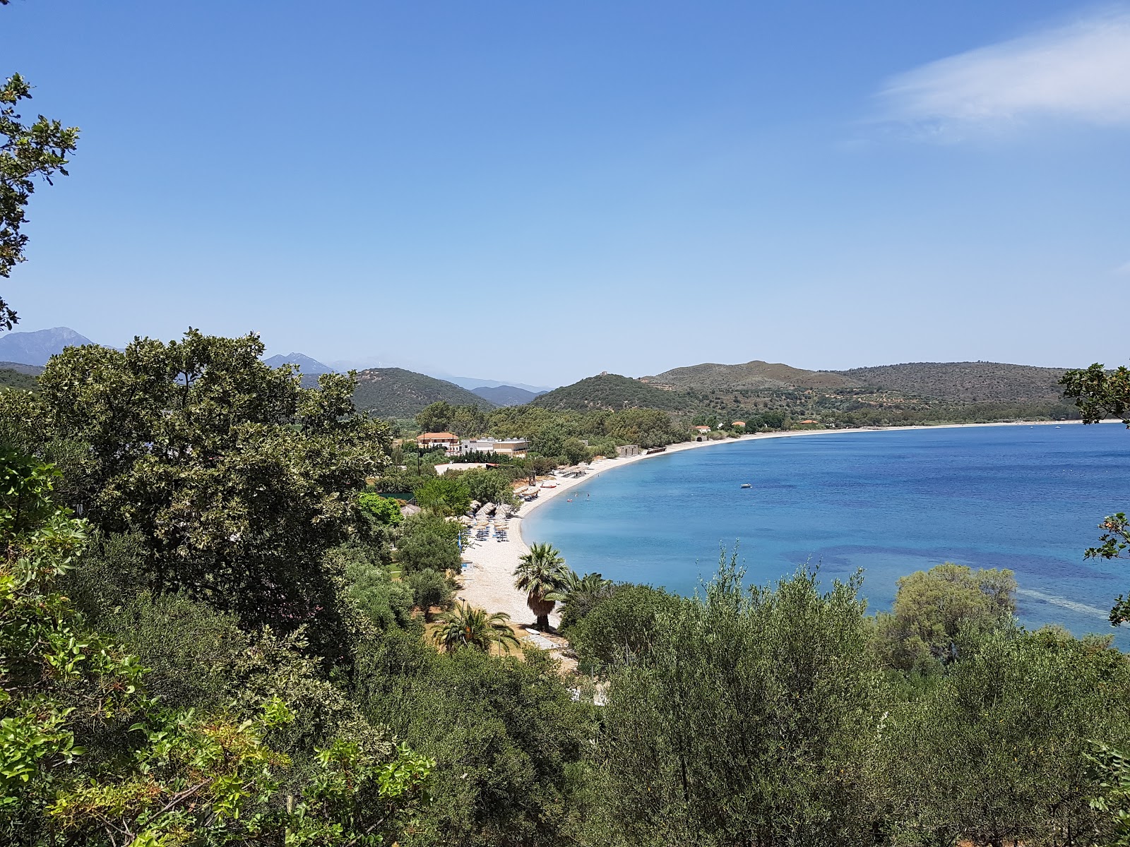 Foto af Vathi beach II bakket op af klipperne