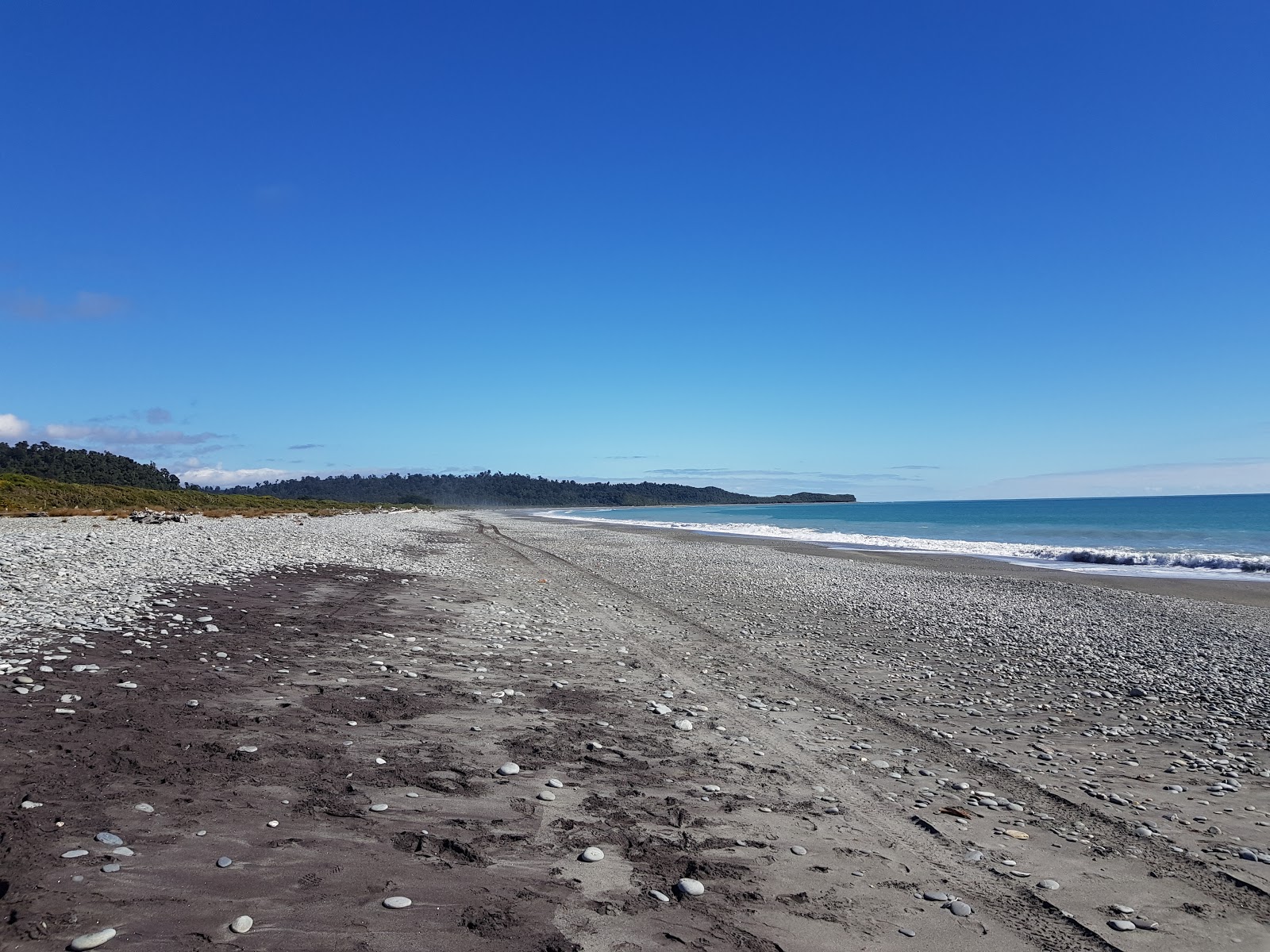 Gillespies Beach的照片 带有灰色细卵石表面