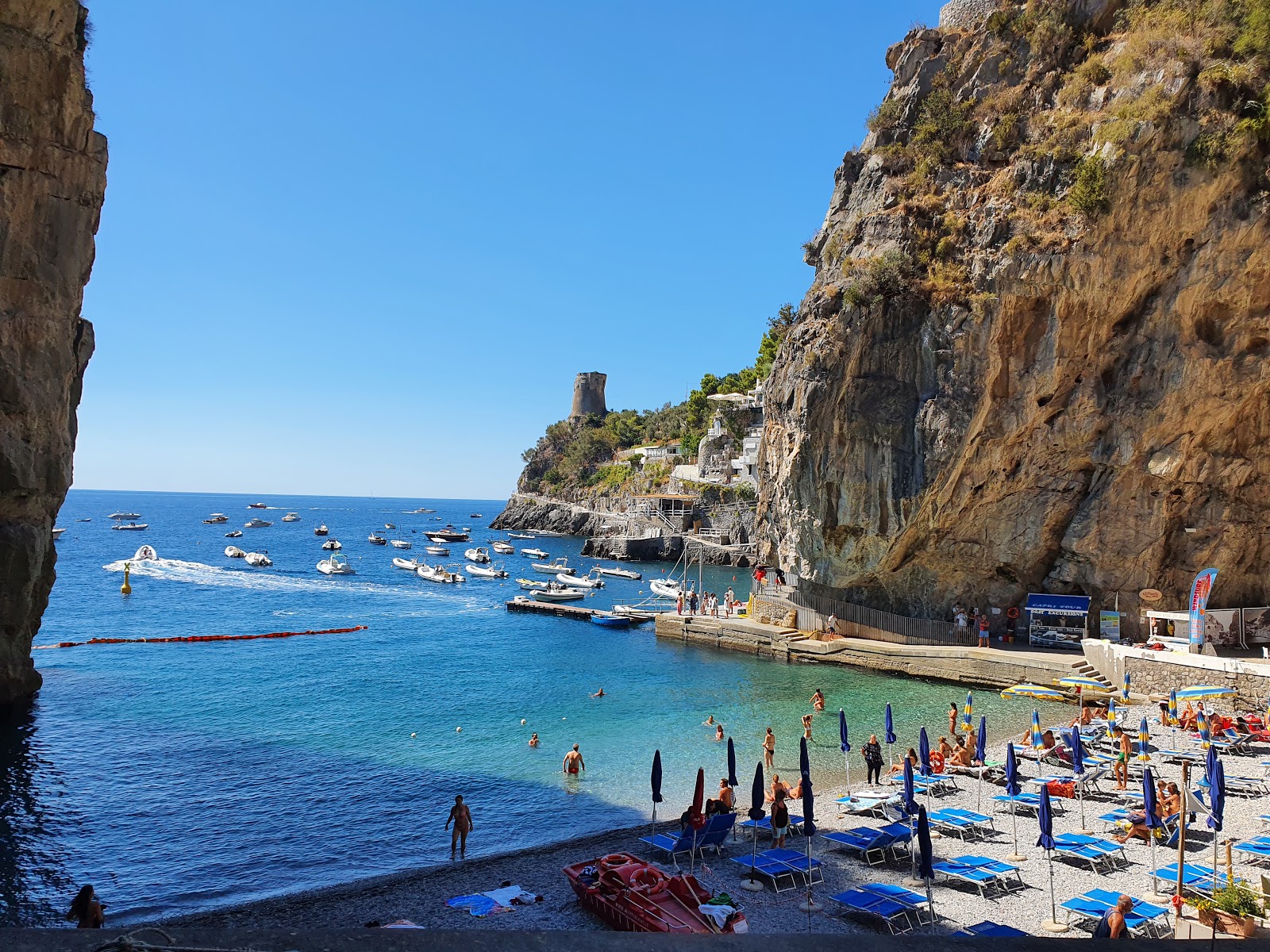 Foto de Marina di Praia com pedras cinzentas superfície