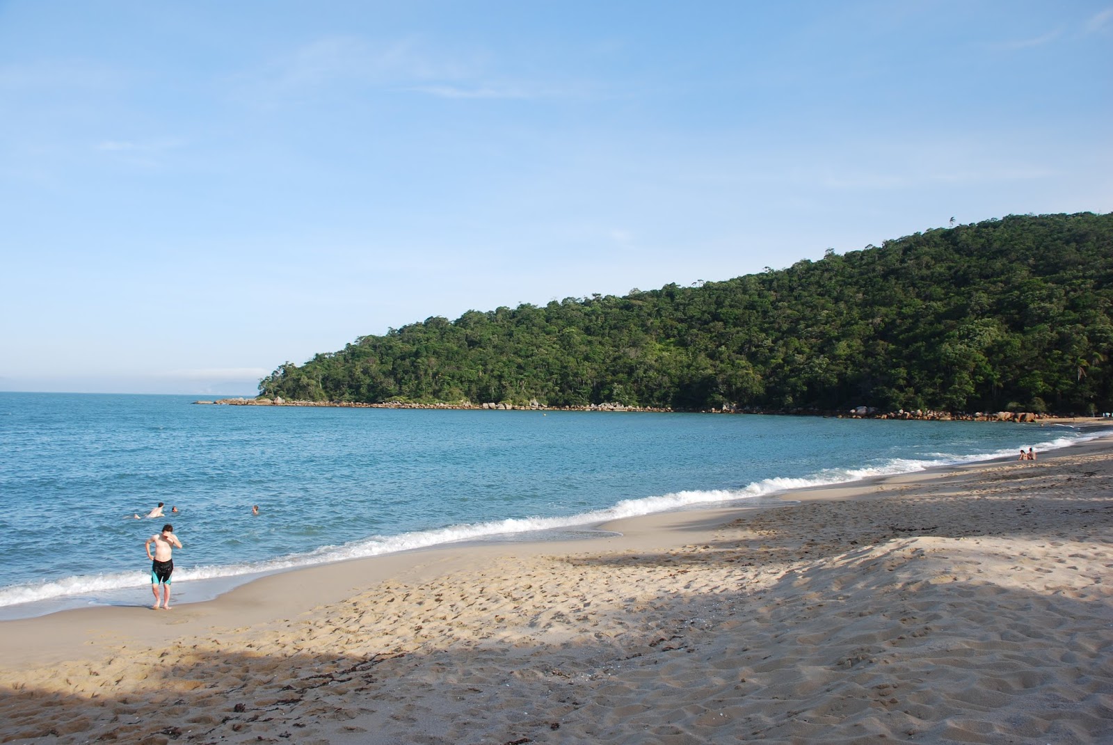 Foto di Baia dei Delfini con una superficie del sabbia beige