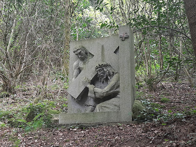 Chemin de croix de la grotte à Saint-Calais-du-Désert