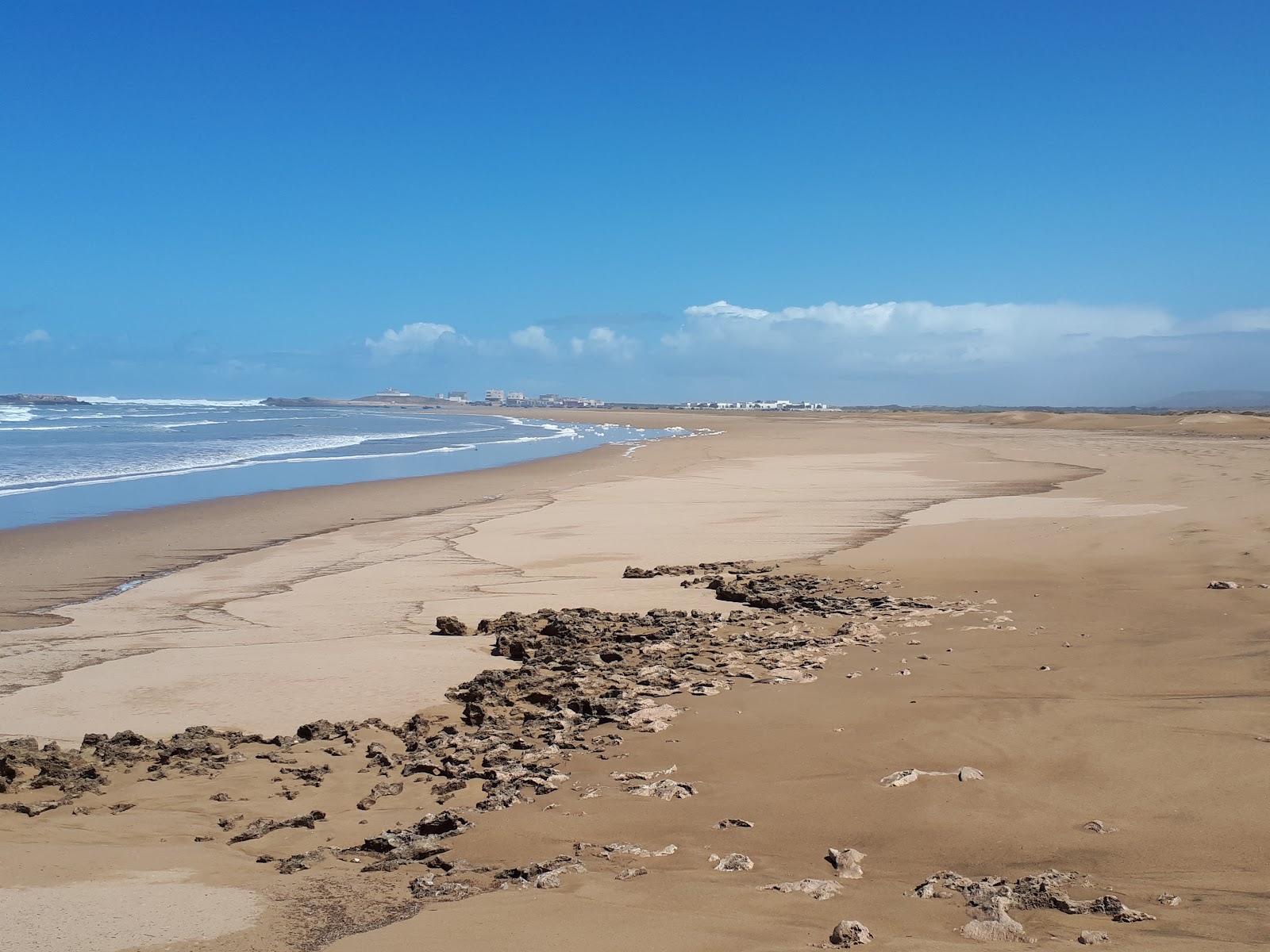 Plage Bhibeh的照片 带有明亮的细沙表面