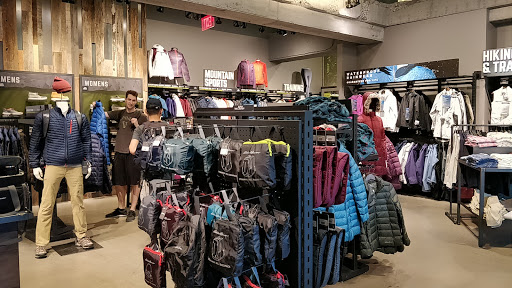 Clothing Store «Eddie Bauer», reviews and photos, 2690 NE University Village St, Seattle, WA 98105, USA