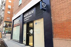 Clínica dental en Madrid vfclinic, especialistas en implantes, ortodoncia y estética dental image