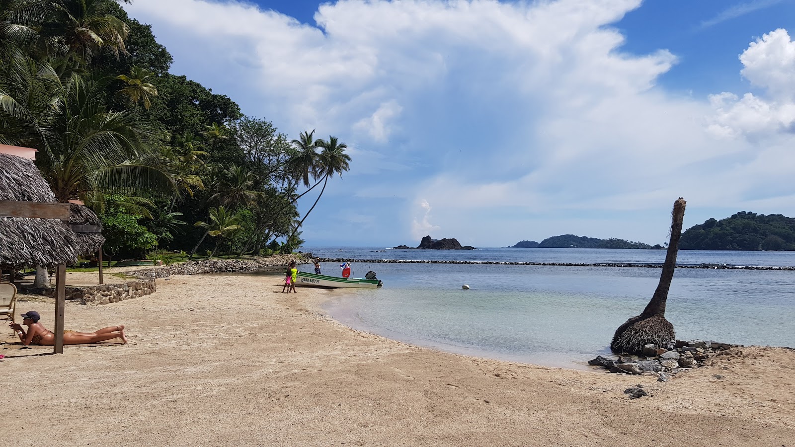 Photo de Plage d'Isla Mamey avec l'eau cristalline de surface