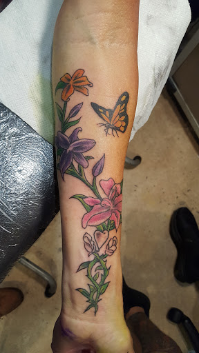 Tattoo Shop «Aces & Eights Tattoo Shop», reviews and photos, 6846 Park Blvd N, Pinellas Park, FL 33781, USA