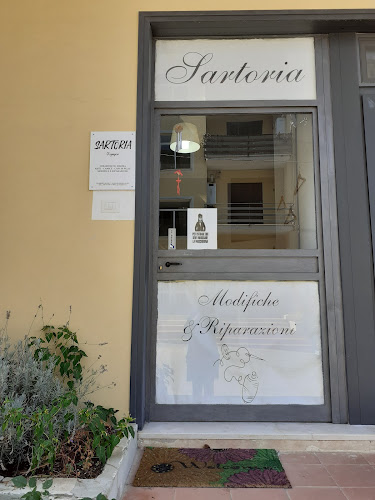 hand made di olympia egidio - nelle vicinanze ufficio postale - Passo di Mirabella