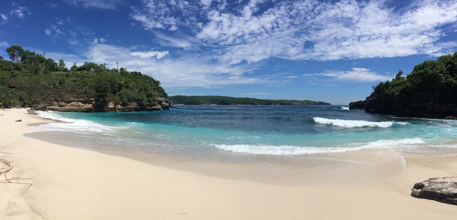 Photo de Secret Beach avec sable brillant et rochers de surface