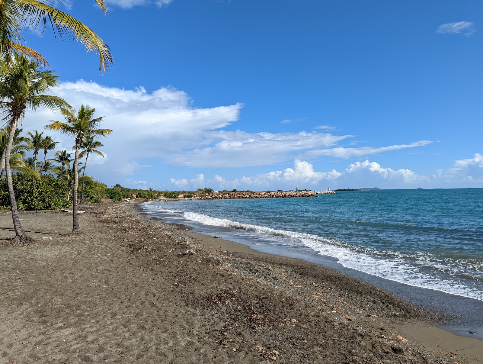 Fotografie cu Playa Hilton Ponce cu o suprafață de nisip gri și pietricel