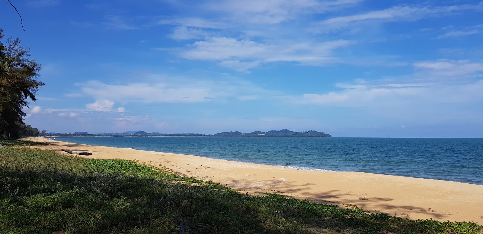 Foto av Cherating Beach omgiven av klippor