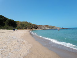 Lipite beach II'in fotoğrafı dağlarla çevrili