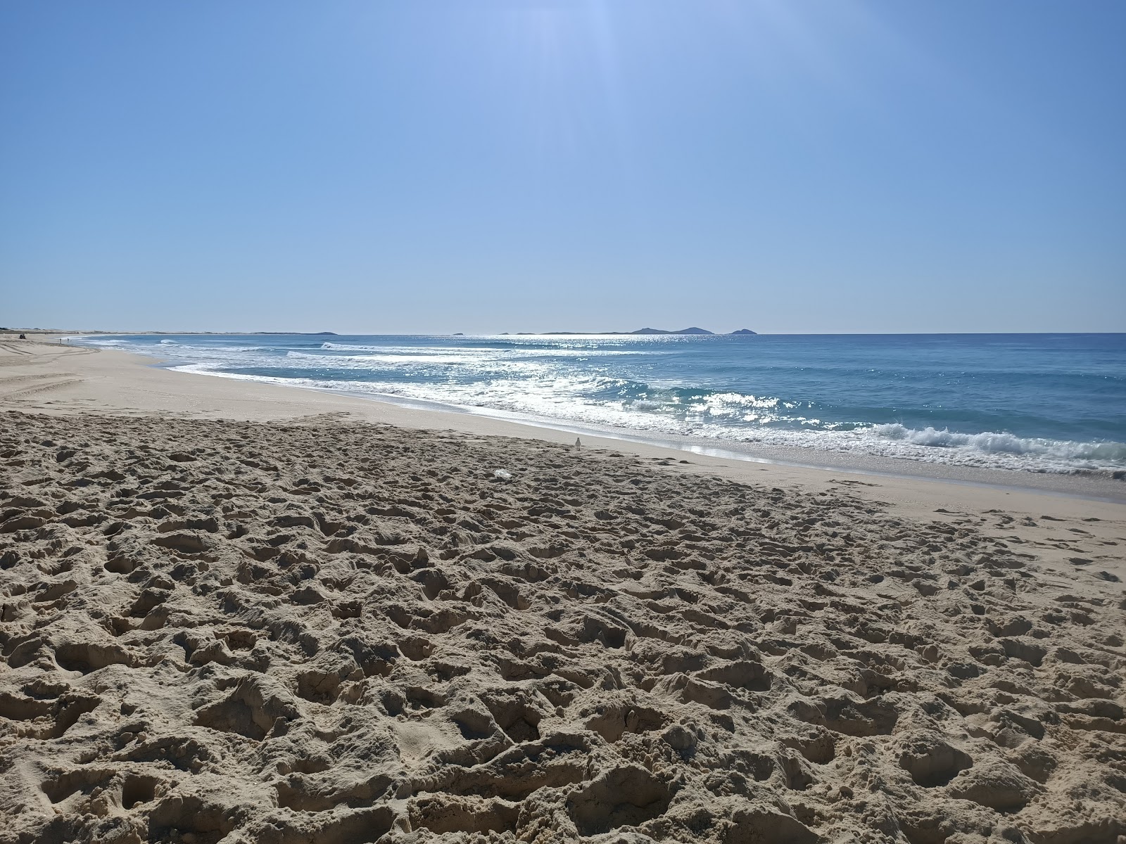 Foto de Wanderrabah Beach apoiado por penhascos