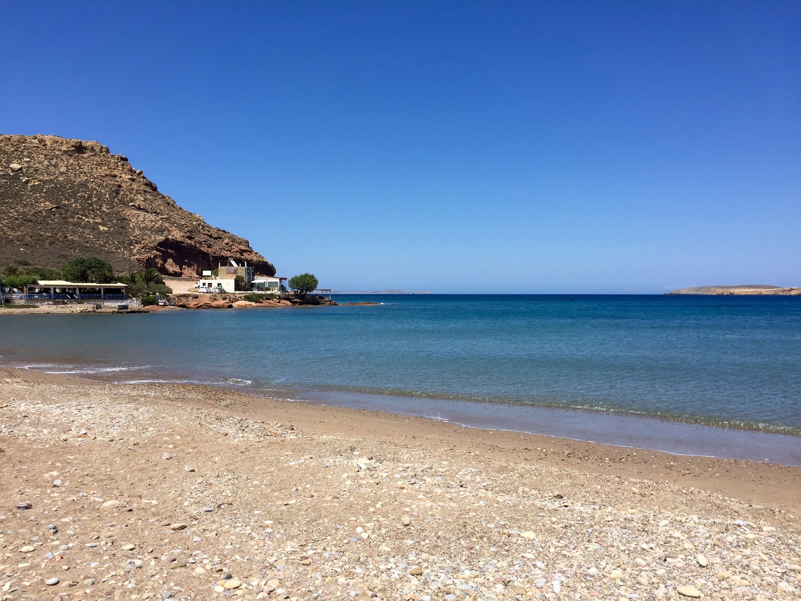 Foto von Paralia Chiona mit schwarzer sand & kiesel Oberfläche