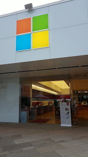 Microsoft Store - The Village at Corte Madera, 1640 Redwood Hwy D001, Corte Madera, CA 94925, USA, 