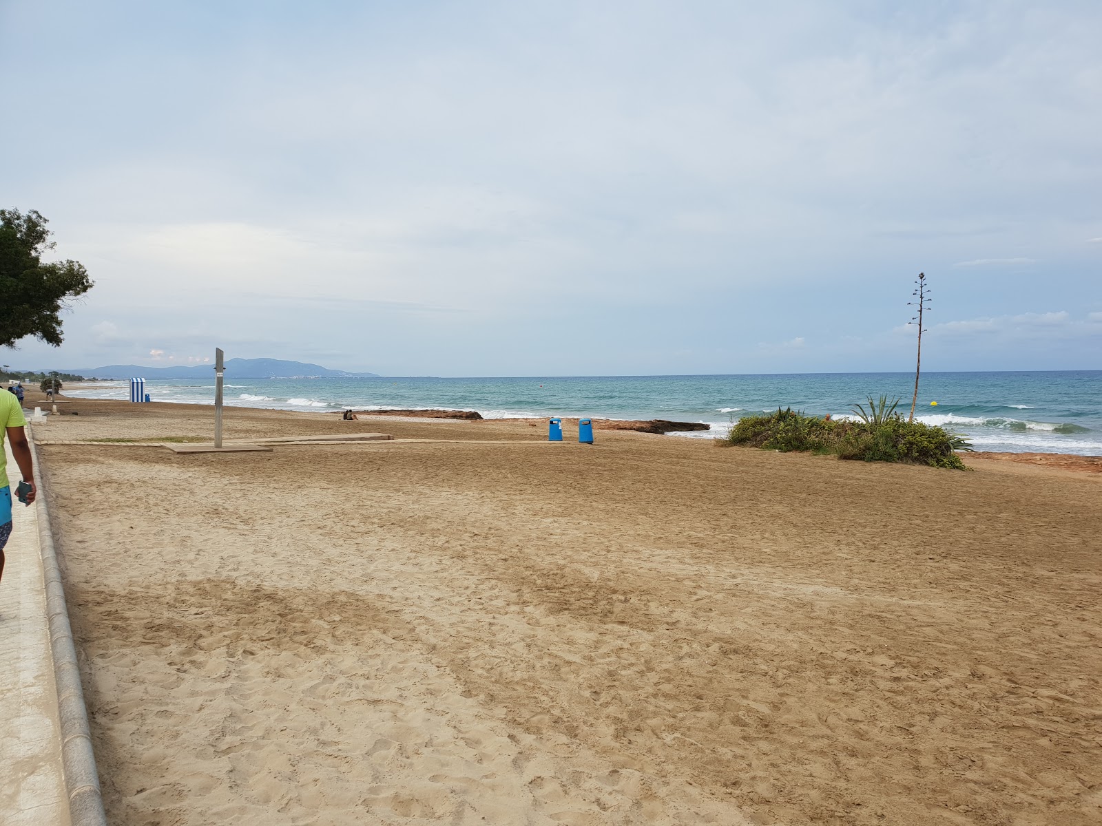 Playa de les Amplaries 2'in fotoğrafı geniş bir kıyı şeridi ile birlikte