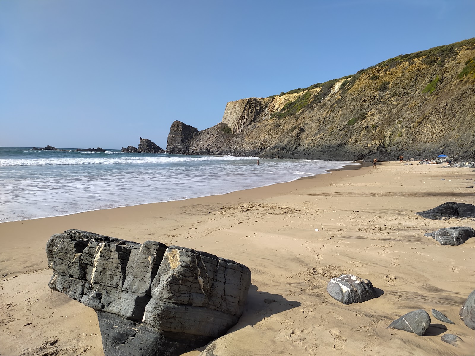 Praia da Amalia的照片 带有碧绿色纯水表面