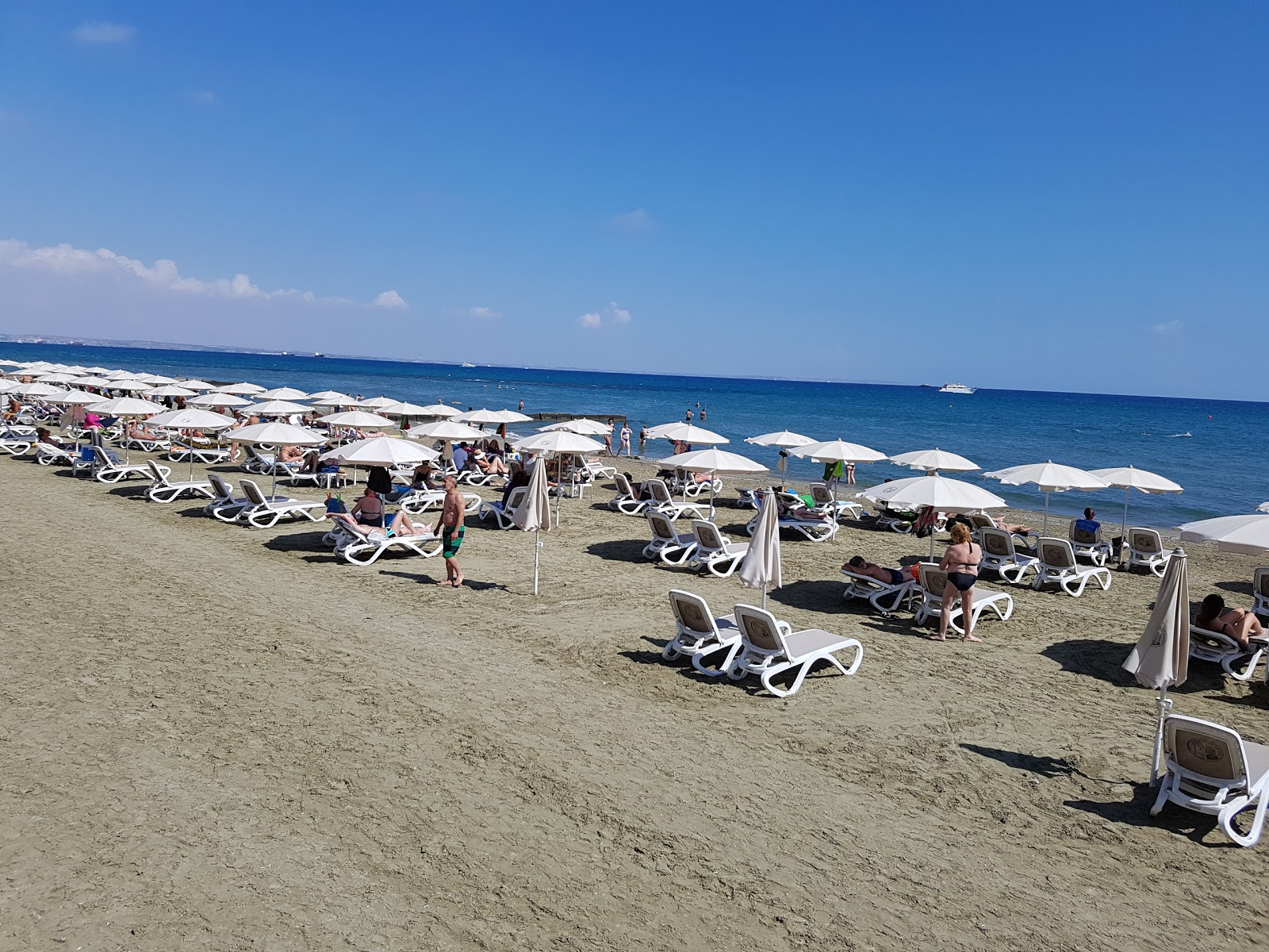 Foto av Kastella beach med blått vatten yta
