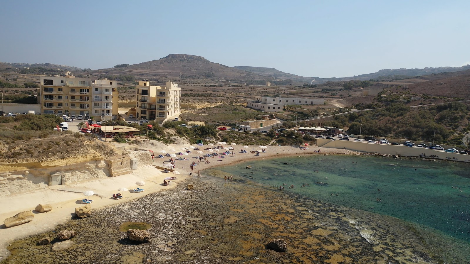 Fotografija Xwejni Bay Beach in naselje