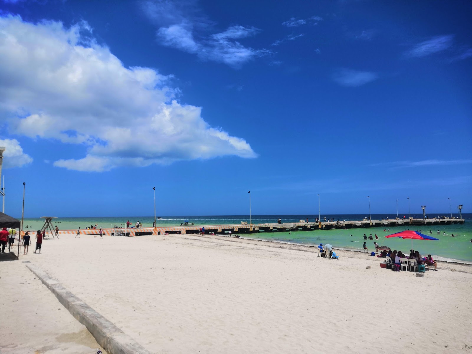Foto di Playa Telchac Puerto con una superficie del sabbia luminosa