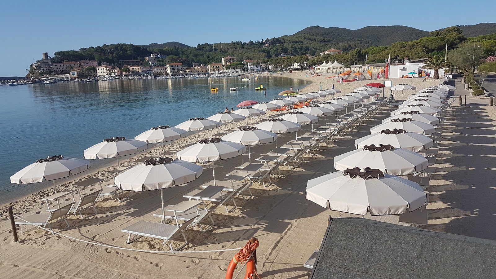 Fotografie cu Plaja Marina di Campo - locul popular printre cunoscătorii de relaxare
