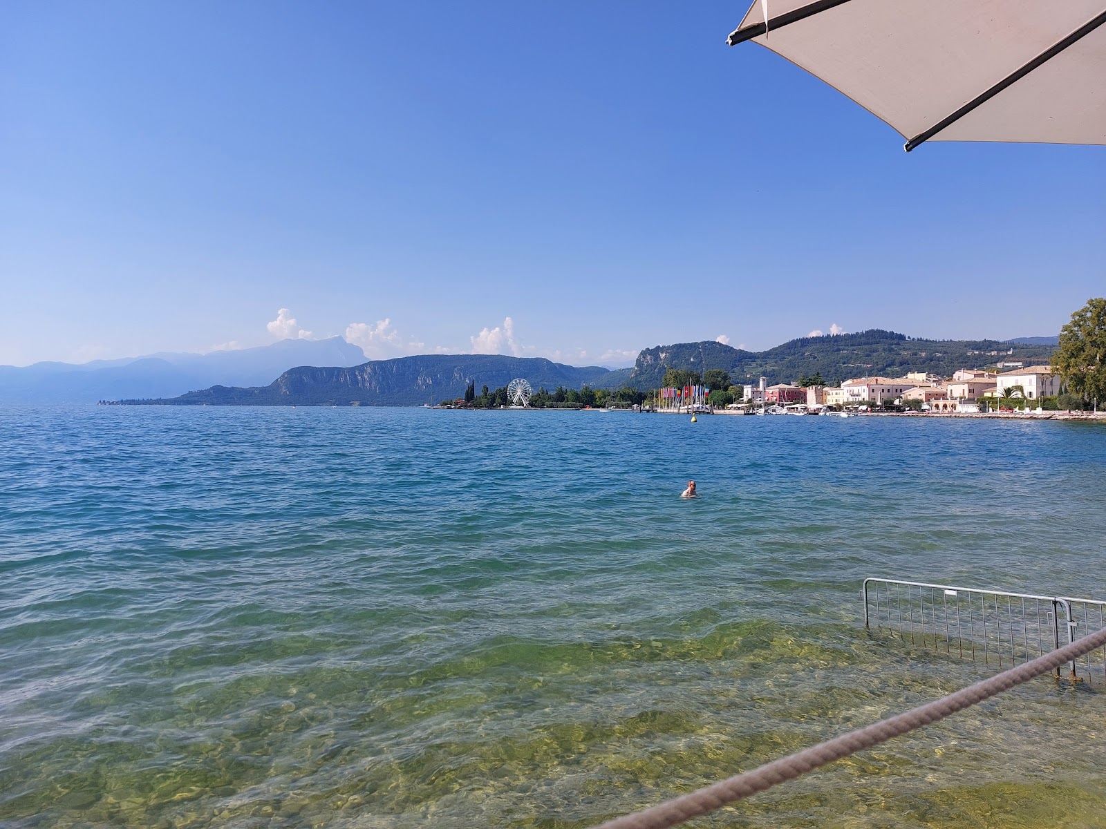 Lido Mirabello Beach'in fotoğrafı - rahatlamayı sevenler arasında popüler bir yer