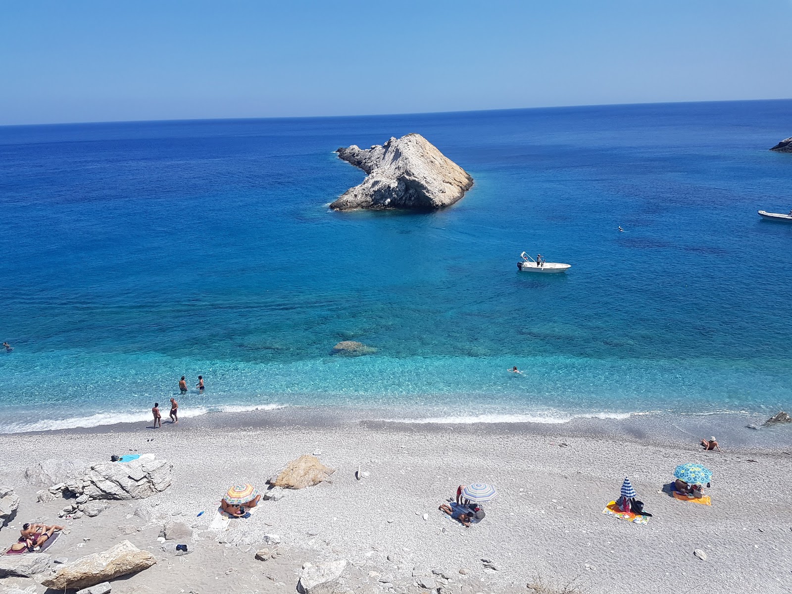 Foto de Katergo beach con guijarro ligero superficie