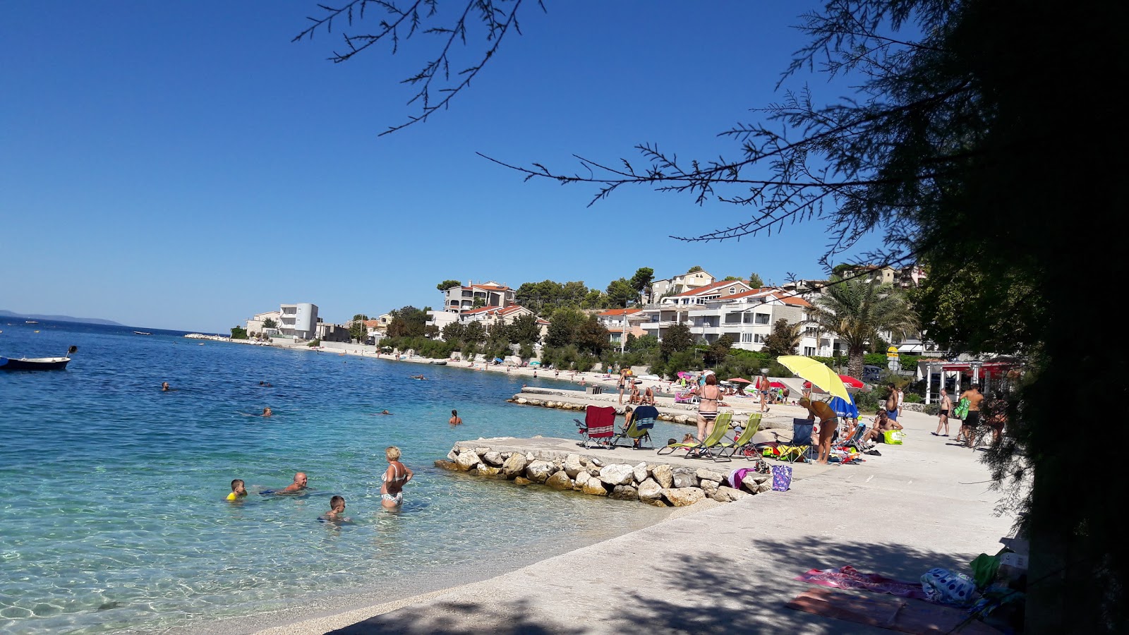 Photo de Plaza Orij avec l'eau cristalline de surface