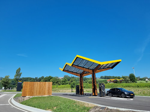 Borne de recharge de véhicules électriques Fastned Station de recharge Groisy