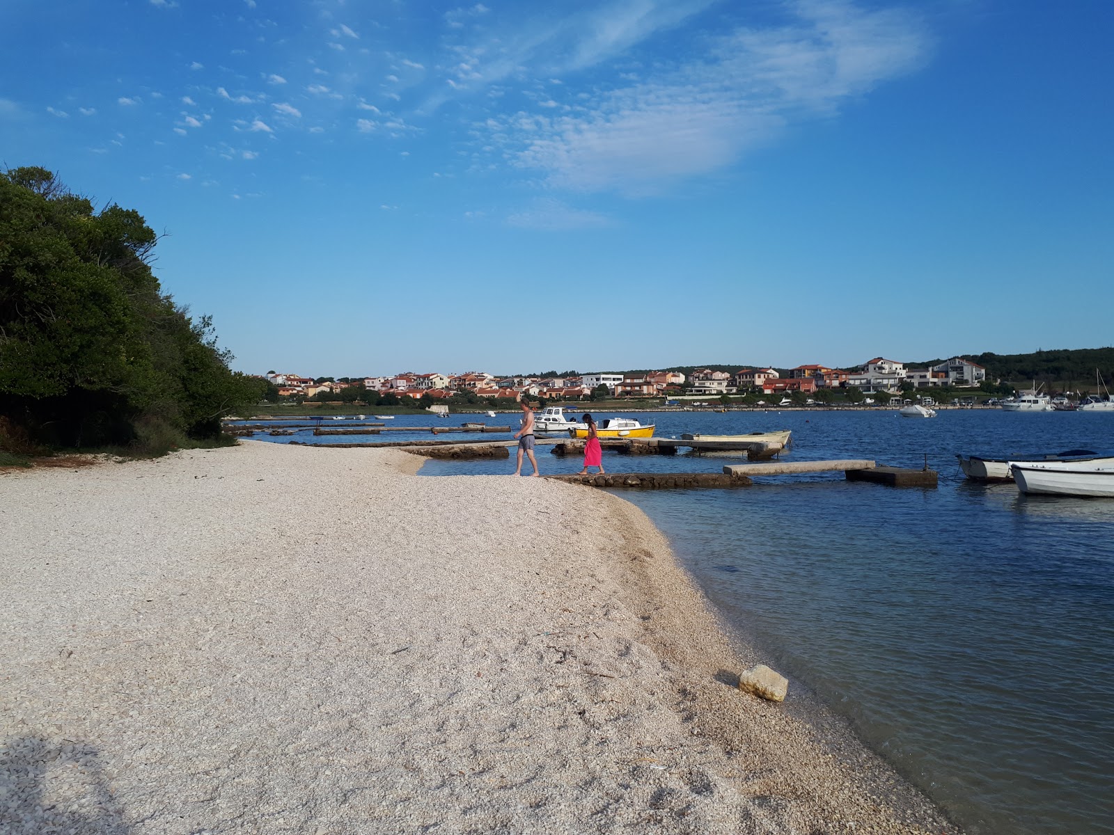 Foto av Banjole beach med turkos rent vatten yta