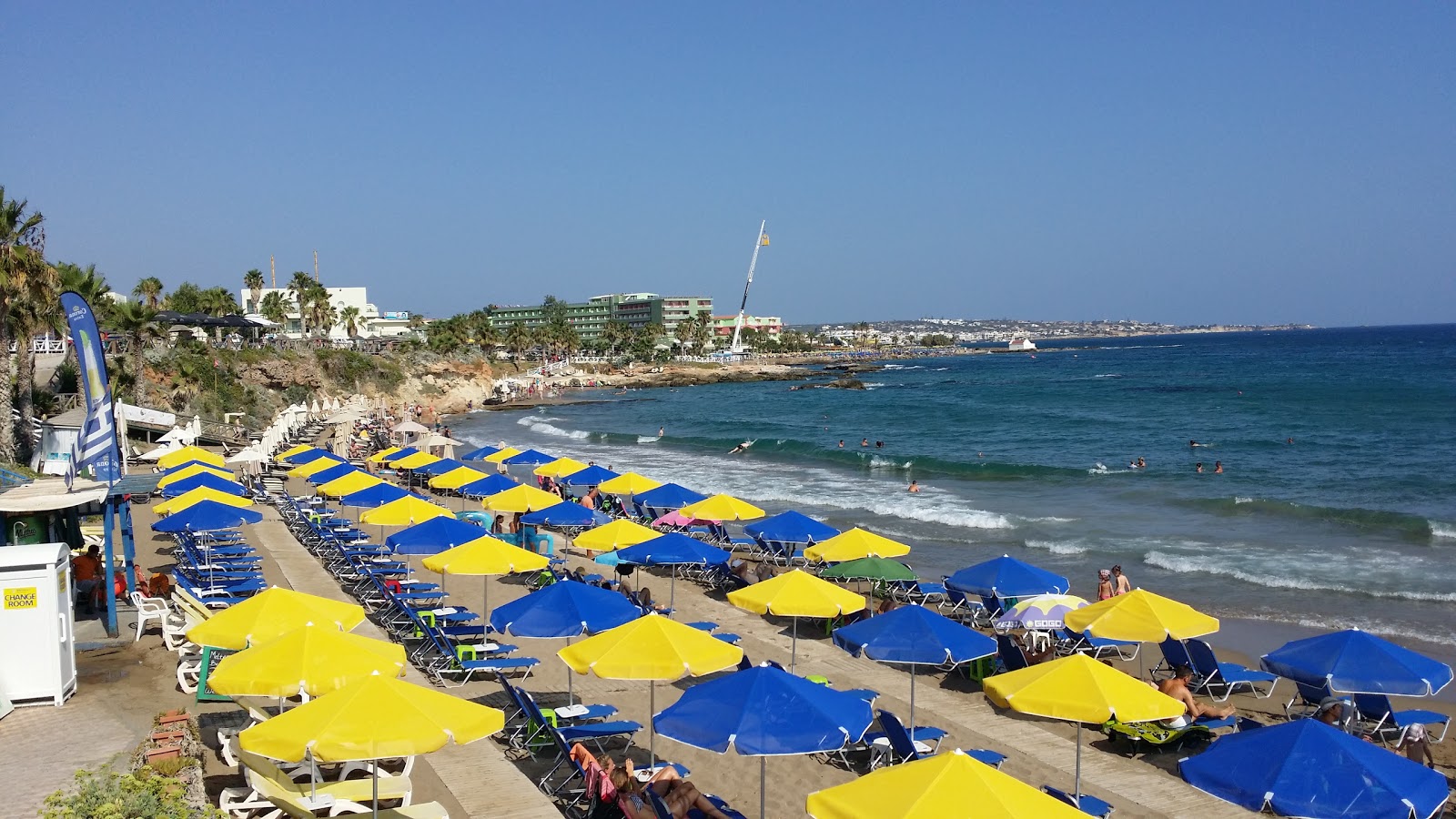 Fotografie cu Meltemi Beach cu o suprafață de apă pură albastră