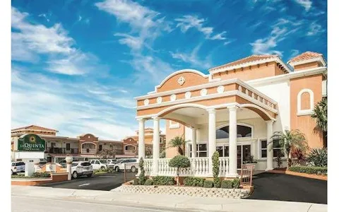 La Quinta Inn & Suites by Wyndham Oceanfront Daytona Beach image