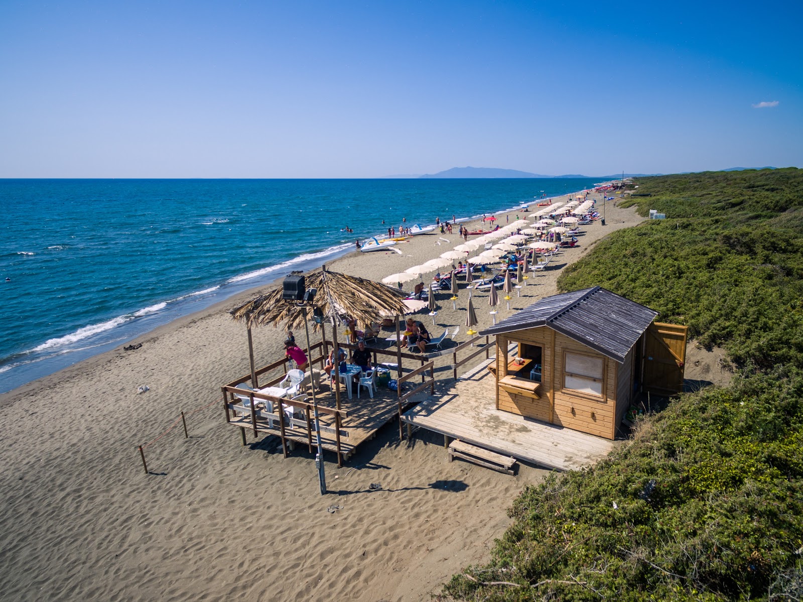 Valokuva Spiaggia di Pescia Romanaista. pinnalla kirkas hiekka:n kanssa