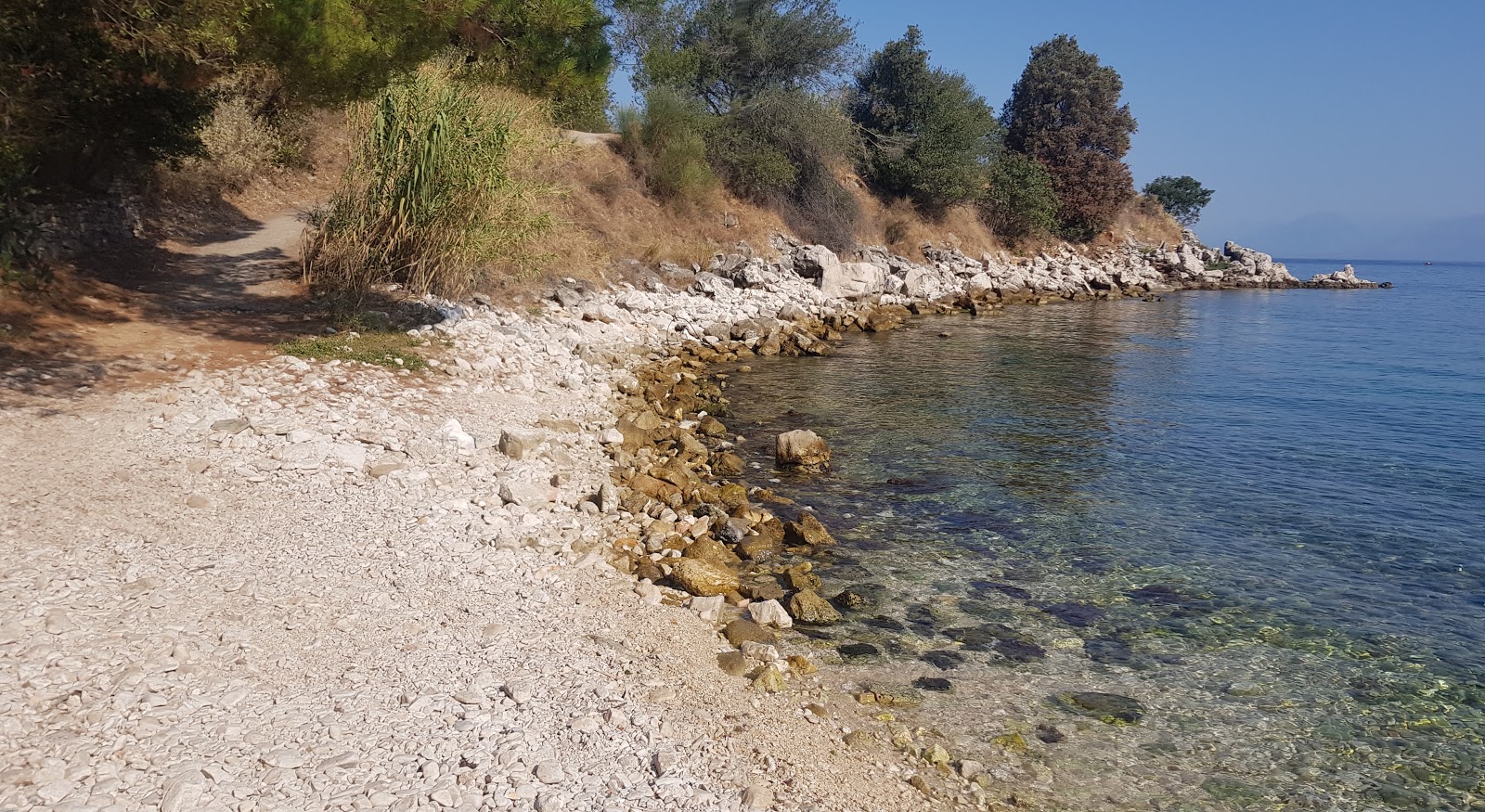 Photo de Syki Bay, Corfu situé dans une zone naturelle