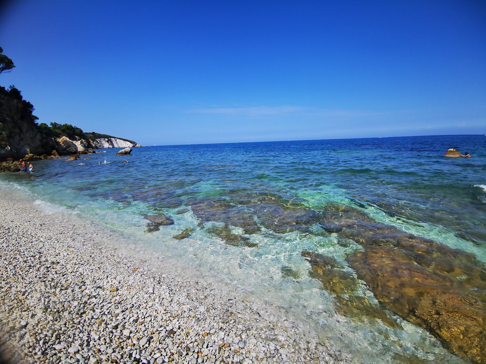 Fotografie cu Cala dei Frati cu o suprafață de apă pură albastră