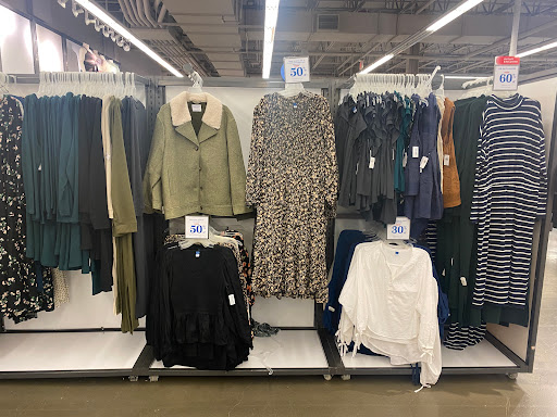 Clothing Store «Old Navy», reviews and photos, 485 River Rd, Edgewater, NJ 07020, USA