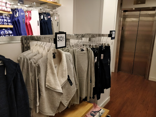 Clothing Store «Gap Outlet», reviews and photos, 411 Washington St, Boston, MA 02110, USA