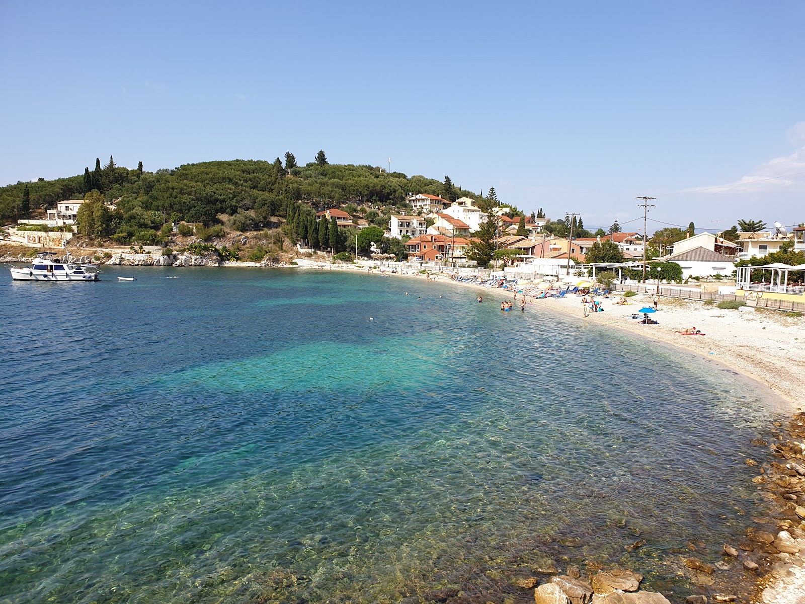 Foto von Kalamionas beach mit kleine, beiger kiesel Oberfläche