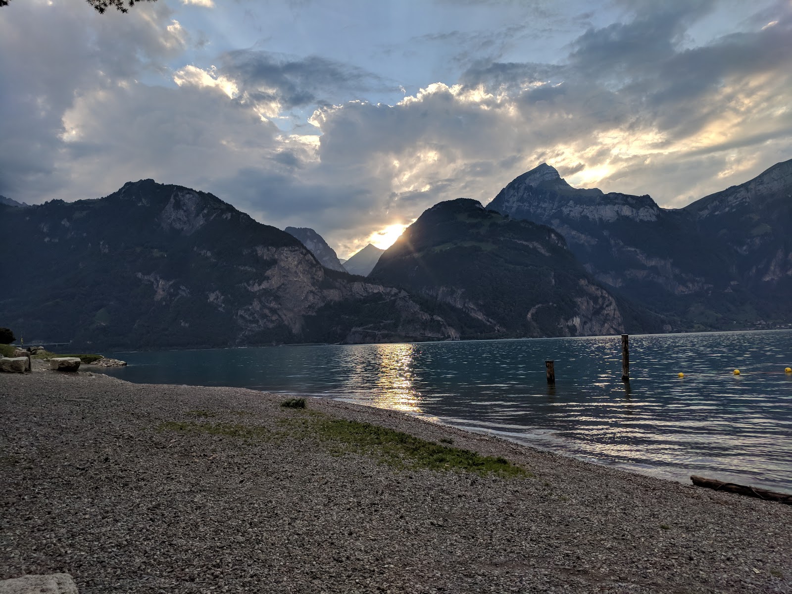Fotografie cu Gruonbach Beach sprijinit de stânci